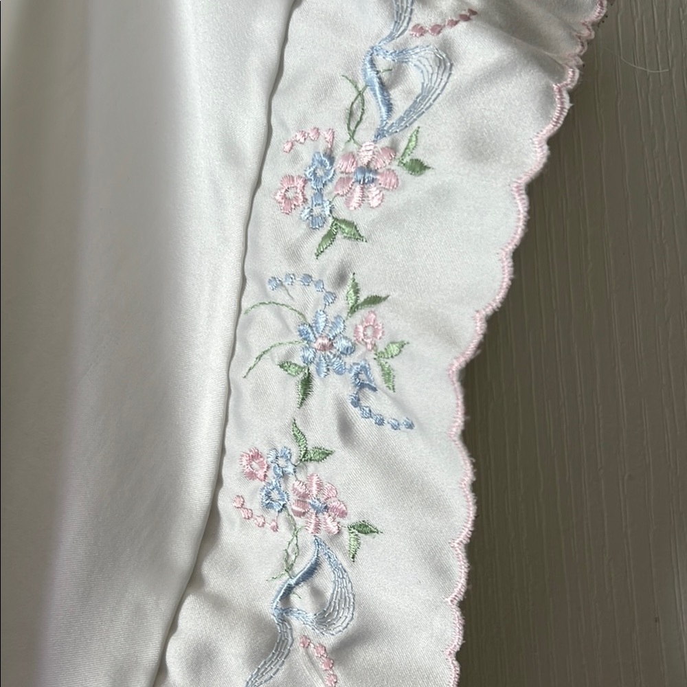 Victoria’s Secret Vintage Elegant White Satin Kimono Robe - Picture 4 of 8